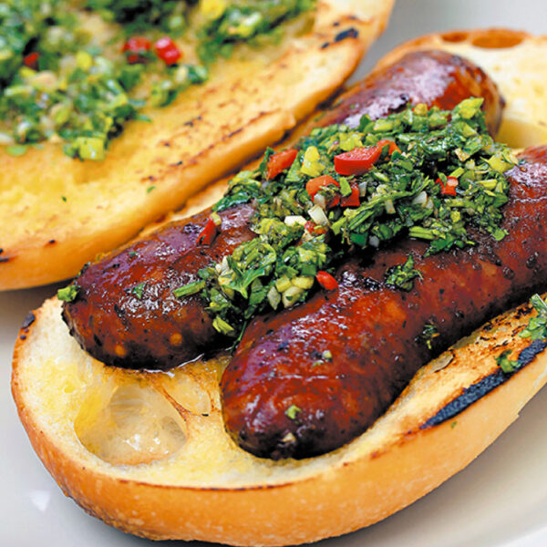 Chori pan con chimichurri argentino y chips.