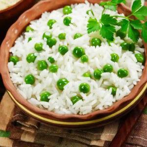Arroz con guisantes y mantequilla